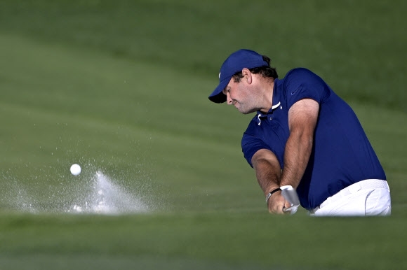 패트릭 리드가 8일 미국 플로리다주 올랜도의 베이힐 클럽 앤 로지(파72·7454야드)에서 열린 미국프로골프(PGA) 투어 아널드 파머 인비테이셔널 3라운드에서 15번홀 벙커에서 공을 탈출시키고 있다. [AP 연합뉴스]