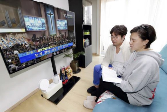 KT 모델들이 올레 tv를 통해 종교활동을 할 수 있는 ‘우리교회tv’ 서비스를 이용하고 있다. KT 제공