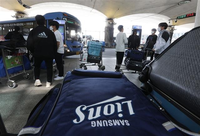 프로야구 삼성 라이온즈 선수들이 8일 인천국제공항을 통해 귀국하고 있다. 뉴스1