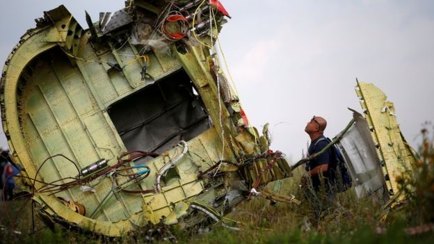 네덜란드가 주도하는 국제 수사팀 요원이 MH17 편 추락 동체를 살펴보고 있다. 로이터 자료사진