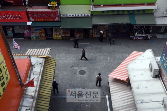코로나19 확산으로 인해 국내외 경기가 위축될 가능성 있다는 KDI의 전망이 나온 9일 서울 남대문 거리가 한산한 모습을 보이고 있다. 2020. 3. 9 정연호 기자 tpgod@seoul.co.kr