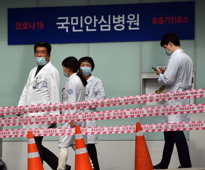 9일 오전 서울 중구 인제대학교 백병원에서 병원 관계자들이 출입을 통제하는 가운데 의료진이 통제선 안에서 움직이고 있다. 2020.3.9 박지환 기자 popocar@seoul.co.kr
