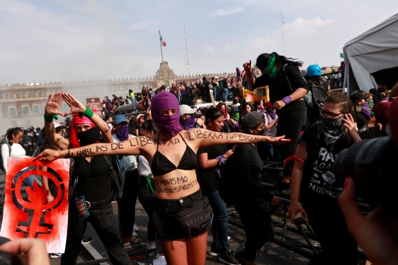 ‘세계 여성의 날’인 8일(현지시간) 멕시코 수도 멕시코시티 시민들이 가두행진을 하고 있다. 로이터 연합뉴스