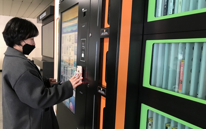 코로나19 확산으로 공공도서관이 잠정 휴관에 들어가자 한 시민이 스마트도서관에서 도서를 대출하고 있다. 안양시 제공 