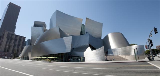 미국 로스앤젤레스의 월트디즈니 콘서트홀. 재료를 하나로 통일해 복잡한 형태들이 잘 정리되고, 형태의 율동성도 적당해 균형이 잘 잡힌 건물로 보인다.  건축가 문훈 제공