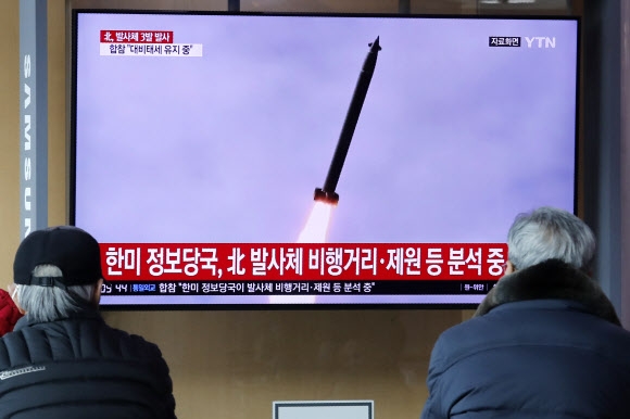 북한이 9일 함경남도 선덕 일대에서 ‘초대형 방사포’로 추정되는 발사체를 포함한 다종의 방사포 3발을 발사한 가운데 서울역에서 시민들이 관련 보도를 시청하고 있다. AP 연합뉴스