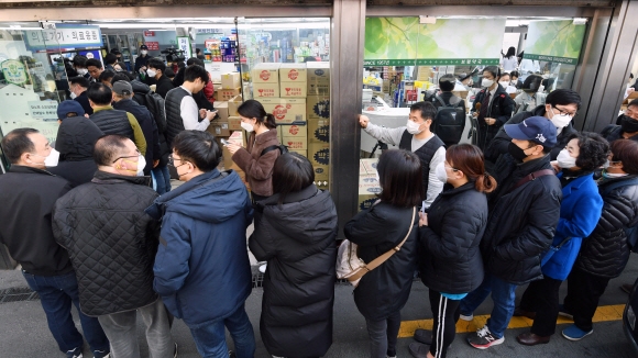 마스크 5부제 첫날인 9일 오전 서울의 한 대형약국 앞에서 시민들이 마스크를 구매하기 위해 줄지어 서 있다.  정연호 기자tpgod@seoul.co.kr