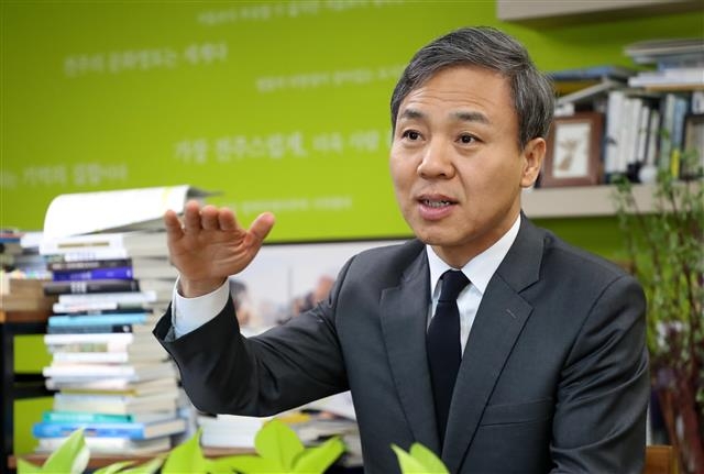 김승수 전북 전주시장이 9일 서울신문과의 인터뷰에서 “한옥마을을 더욱 전주답게 하고 대한민국 1호 관광트램을 도입하는 등 국제적인 관광인프라를 갖춰 문화로 세계와 경쟁하는 전주를 만들겠다”고 밝히고 있다. 김 시장은 코로나19 사태로 어려움을 겪는 자영업자를 위해 전국 최초로 ‘착한 임대인 운동’을 이끌어 내기도 했다. 전주시 제공