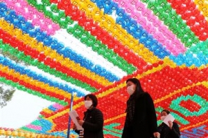 마스크 쓰고… 부처님 맞이 형형색색 연등