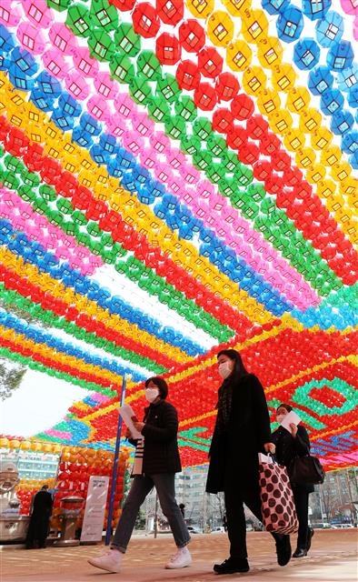 마스크 쓰고… 부처님 맞이 형형색색 연등