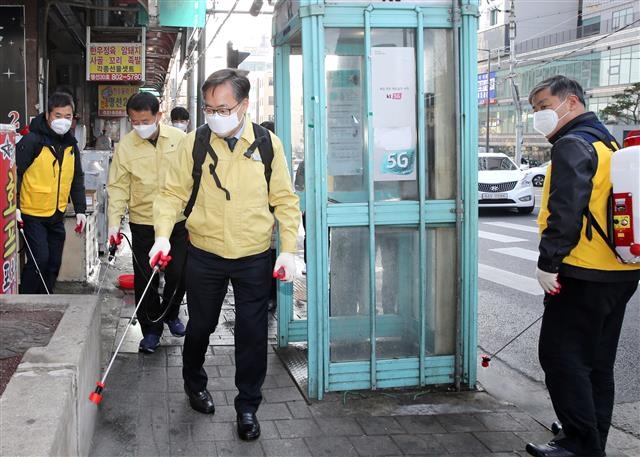 유성훈(맨 앞) 서울 금천구청장이 지난 6일 독산동 우시장을 찾아 방역을 하고 있다. 금천구 제공