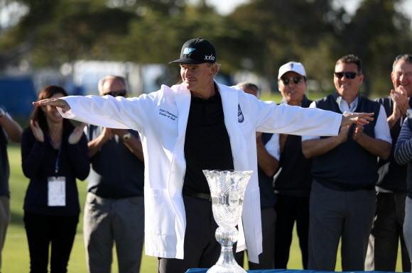 어니 엘스가 9일 미국프로골프(PGA) 시니어 투어인 호그클래식에서 챔피언스 투어 데뷔 3개 대회 만에 우승한 뒤 우승 재킷을 입고 있다. [AFP 연합뉴스]