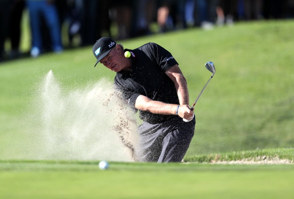 어니 엘스가 9일 미국 캐리포니아주 뉴포트 비치에서 끝난 미국프로골프(PGA) 챔피언스 투어 호그 클래식 최종 3라운드 18번홀 벙커에서 공을 탈출시켜 그린에 올리고 있다. [AFP 연합뉴스]