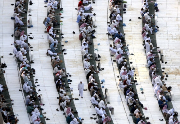 무슬림의 성지인 사우디아라비아 메카의 대모스크 사원에서 7일(현지시간) 순례객들이 예배 순서를 기다리며 앉아 있다. 2020.3.7  로이터 연합뉴스