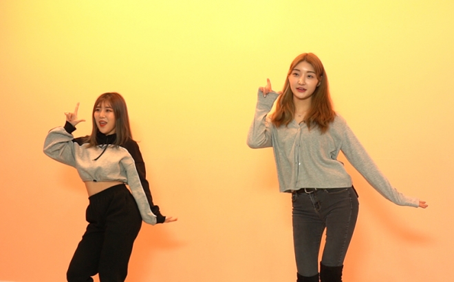 아이돌 연습생 세연(좌측)씨와 아현(우측)씨가 지난 6일 강남구 개포동의 한 연습실에서 안무 연습을 하고 있다.