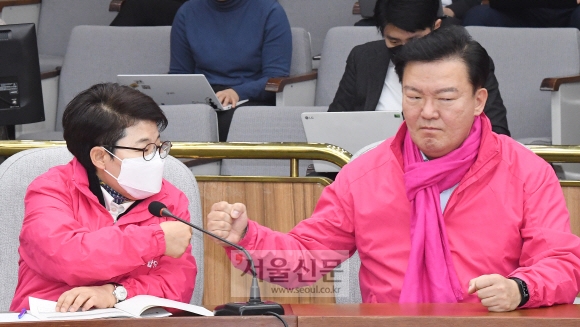 낙천된 민경욱 의원(오른쪽)과 공천된 임이자 미래통합당 의원이 10일 서울 여의도 국회에서 열린 원내대책회의에서 코로나바이러스 예방 주먹인사를 하고 있다. 2020.3.10  김명국 선임기자 daunso@seoul.co.kr