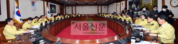 10일 정부서울청사에서 열린 국무회의에 참석한 정세균 총리가 모두발언을 하고 있다. 2020.3.10 박지환 기자 popocar@seoul.co.kr