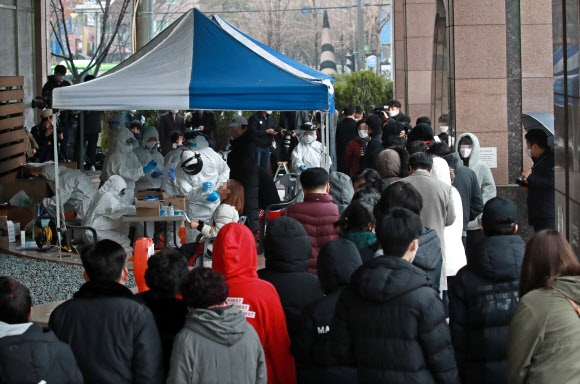 검진 받는 코리아빌딩 입주자들 10일 서울 구로구 신도림동 코리아빌딩에 설치된 선별진료소 앞에서 입주자들이 코로나19(신종코로나 바이러스 감염증) 검진을 받기 위해 줄지어 서있다. 2020.3.10 연합뉴스