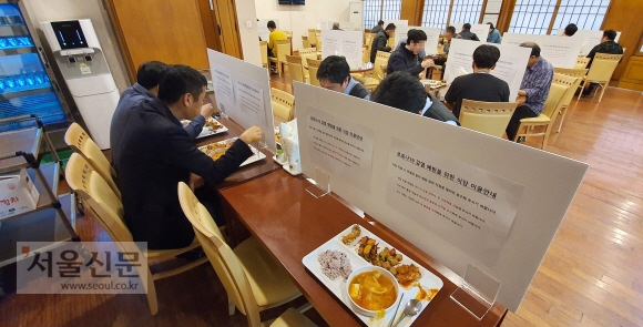 코로나19가 전세계로 확산되고 있는 가운데 10일 오전 청와대 춘추관 구내식당에 코로나19 전파를 차단하기 위한 가림막이 설치되어 있다. 2020. 3.10. 도준석 기자 pado@seoul.co.kr