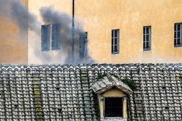 폭동 일어난 로마 교도소에서 솟아오르는 검은 연기