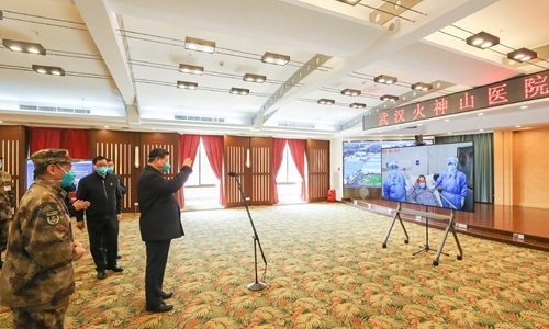 시진핑 중국 국가주석이 10일 코로나19 바이러스 발원지인 후베이성 우한을 찾아 영상통화로 의료진을 격려하고 있다. 출처:인민일보