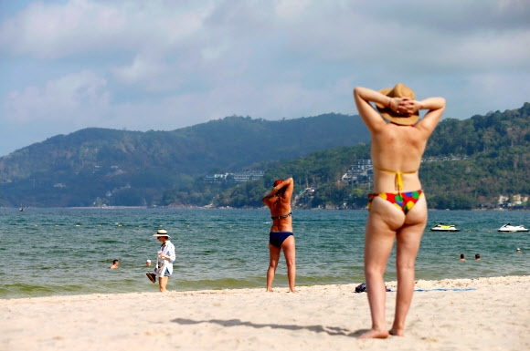 신종 코로나바이러스 감염증(코로나19)이 세계적으로 번지고 있는 가운데 10일(현지시간) 태국 푸켓 해변에는 몇몇 서양 관광객들만 보인다. 로이터 연합뉴스