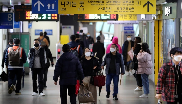 구로역 이용하는 시민들