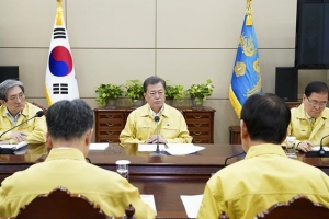 문 대통령 “소규모 집단감염 철저 검사” 코로나19 방역 보고받아
