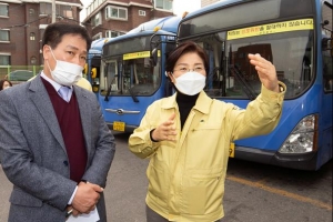 은평 주민의 발 멈추지 않게… 버스 방역 이상 무!