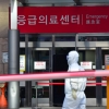 [서울포토] 일산 백병원 응급실 찾은 50대 여성, 코로나19 확진...딸도 감염