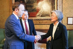 [속보] 영국 보건차관 확진에 외교부 “강경화 감염 우려 적어”