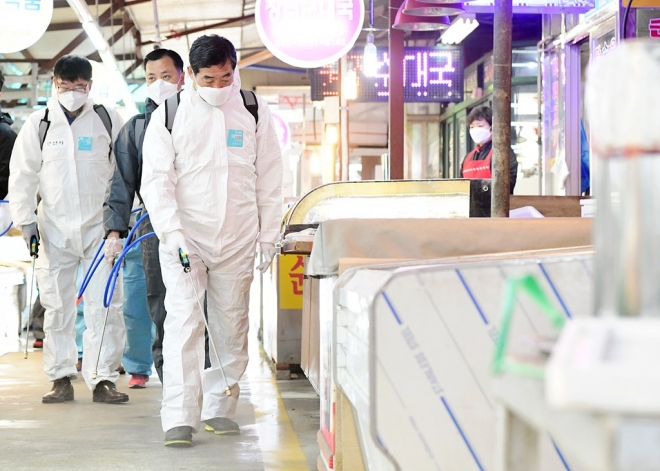 윤화섭 안산시장이 단원구 보성상가에서 방역을 하고 있다. 안산시 제공 