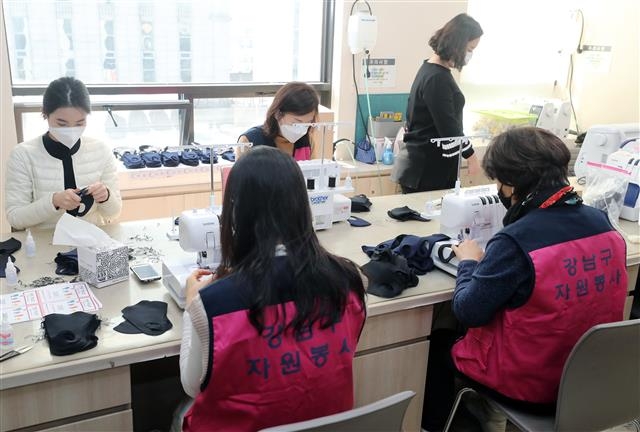 강남구 자원봉사자들이 ‘부라더미싱 소잉팩토리’가 제공한 작업 공간에 모여 마스크를 만들고 있다. 강남구 제공