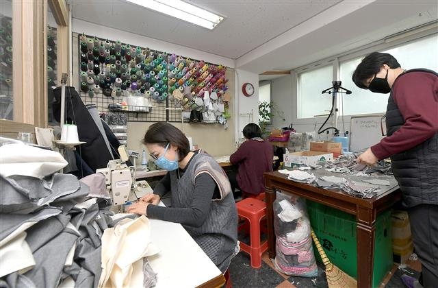 서울 서대문구에서 재단과 재봉 기술을 가진 주민들이 장애인 등 취약계층을 위해 면 마스크를 만들고 있다. 서대문구 제공