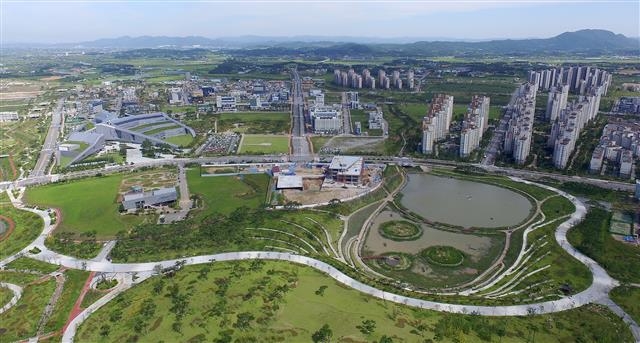 충남도가 혁신도시로 지정받으려는 내포신도시. 개발이 더뎌 도청 주변이 아직 황량한 모습이다. 충남도 제공