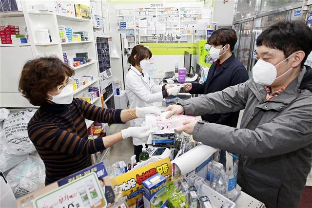 지난 10일 서울 동작구 흑석동 새마을부녀회장(왼쪽)이 흑석동의 한 1인 약국에서 공적마스크 판매를 돕고 있다. 동작구 제공