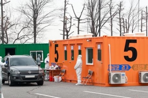 [단독] 비싸고 통풍 안 되고… 경기도 ‘컨테이너 선별진료소’ 도마에