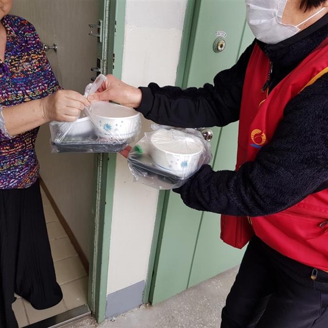 울산시는 거동이 불편한 혼자 사는 노인들에게 매일 도시락을 배달하고 있다. 울산시 제공