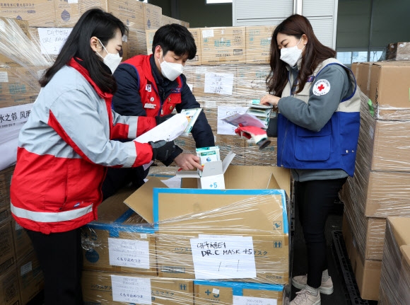 전국으로 향하는 중국 마윈 기증 마스크