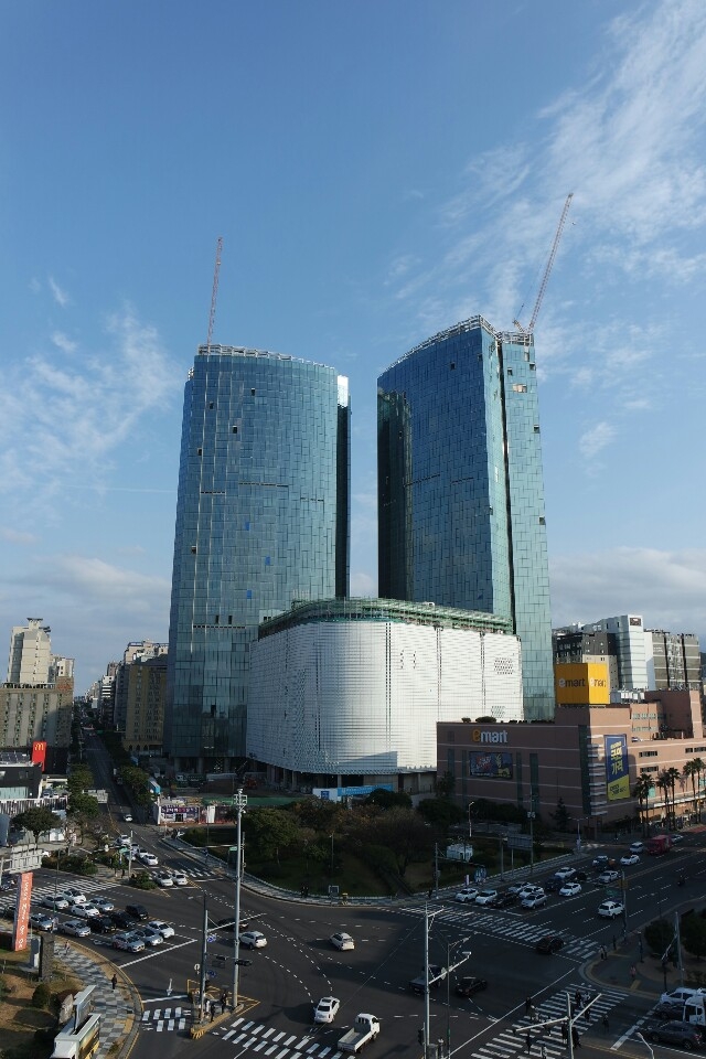 복합리조트인 제주 드림타워 준공을 앞두고 있는 롯데관광개발은 120억원 규모의 제주발전기부금을 조성,다양한 사회공헌사업을 펴 나가겠다고 밝혔다.