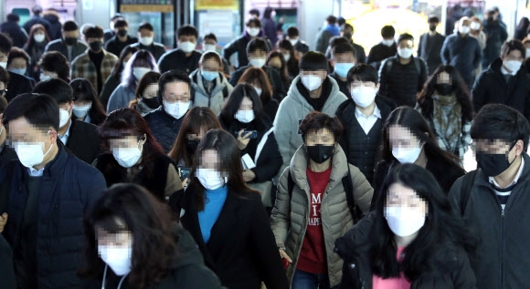 11일 서울 구로구 신도림역 마스크를 쓰고 출구하는 시민들 모습. 연합뉴스 
