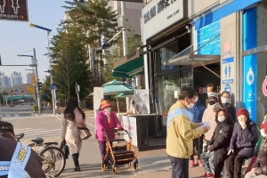 “약국서 마스크 도우미 안내 받으세요”