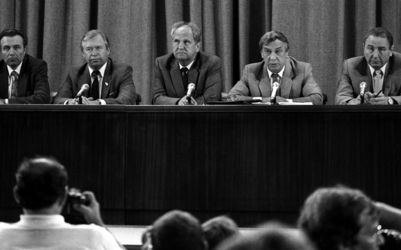 1991년 8월 19일 소련 국가비상사태위원회 기자회견 모습. 대통령 권한대행으로 추대된 겐나디 야나예프(오른쪽 두 번째) 부통령은 떨리는 손을 주체하지 못했다. 모던아카이브 제공