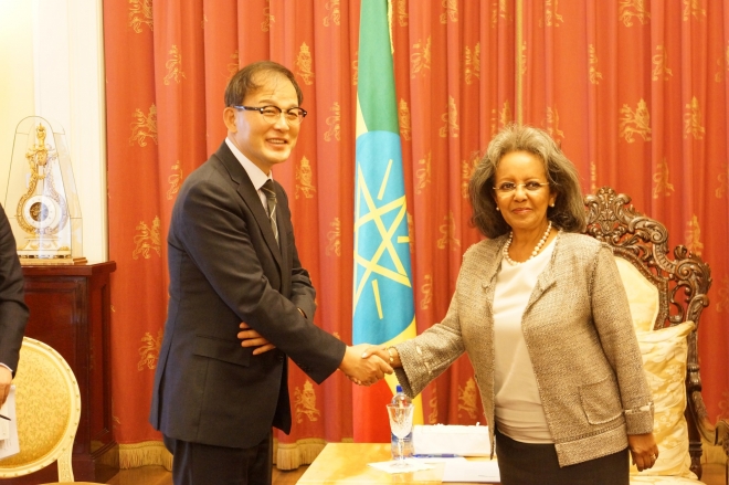 P4G 사무국이 10일 올해 스타트업 사업으로 산림청의 에티오피아 PFI 사업을 선정했다. 앞서 지난 1월 박종호(사진 왼쪽) 산림청장은 에티오피아를 방문해 사흘레 워크 제우데 대통령과 협력 방안을 논의했다. 산림청 제공