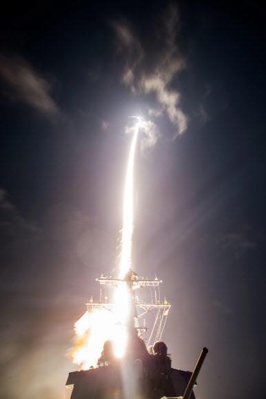 미국과 일본이 2017년 하와이 먼바다에서 ‘SM3 블록 2A’ 미사일 발사를 실험하는 모습. 미 이지스함 존 폴 존스에서 발사해 상공에서 이동하는 탄도미사일을 요격하는 데 성공했다. AFP 연합뉴스