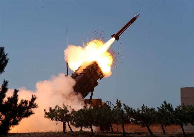 충남 보령 공군 대공사격장에서 패트리엇 미사일이 발사되고 있는 모습. 탄도미사일 방어체계의 기본으로 우리 군은 2016년 최신 체계인 ‘PAC3’ 도입을 결정했다.  연합뉴스