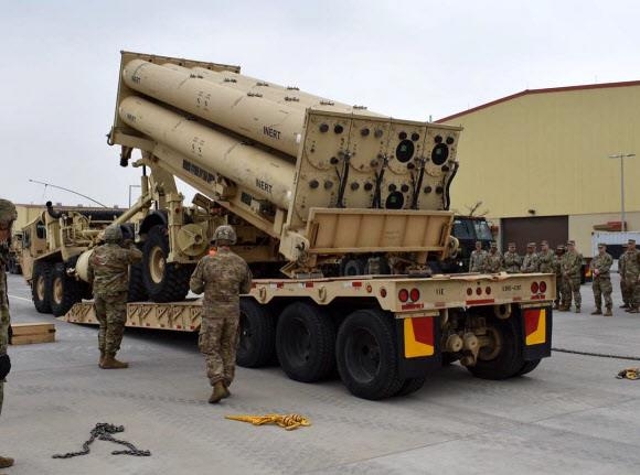 주한미군 장병들이 평택 미군기지에서 ‘비활성화탄’을 사드 발사대에 장착하는 훈련을 하고 있다. 연합뉴스