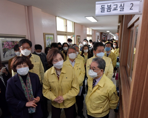 유은혜(앞줄 가운데) 사회부총리 겸 교육부 장관이 12일 경기 수원 매탄초등학교를 방문해 돌봄교실을 살펴보고 있다. 연합뉴스