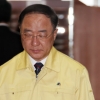 ‘경질 논란’에 홍남기 “뜨거운 가슴과 차가운 머리가 모두 필요”