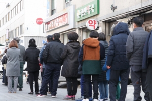 “죽여버린다” 약국 앞 협박까지…결국 경찰 나섰다